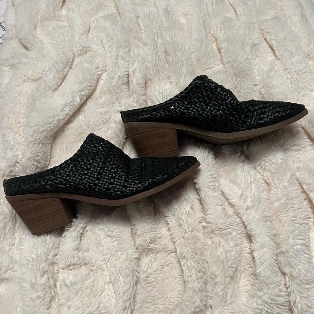 Women’s Universal Thread Black Mule Size 6